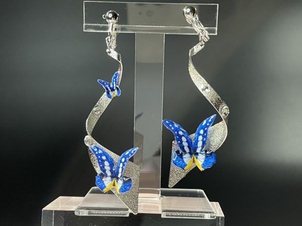 ヘレナモルフォ蝶らせんイヤリング前