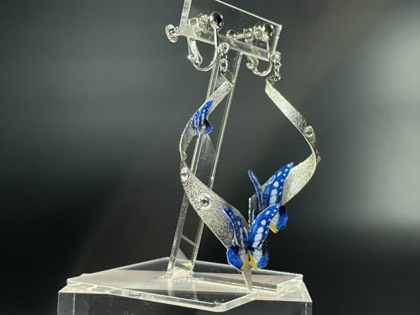 ヘレナモルフォ蝶らせんイヤリング横