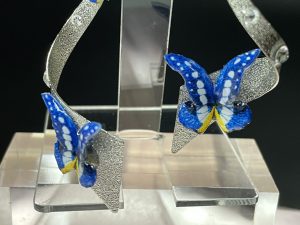 ヘレナモルフォ蝶らせんイヤリングアップ
