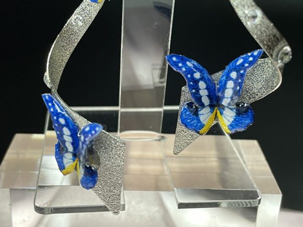 ヘレナモルフォ蝶らせんイヤリングアップ