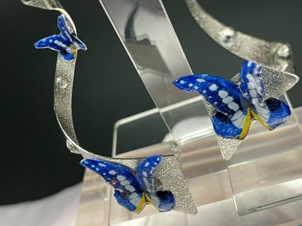 ヘレナモルフォ蝶らせんイヤリングアップ