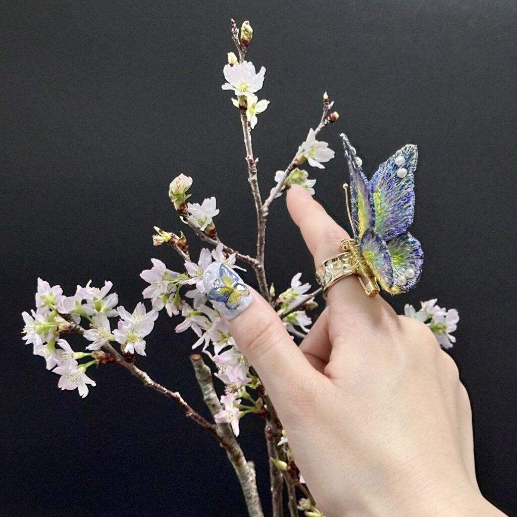 パープルブルー蝶と桜２